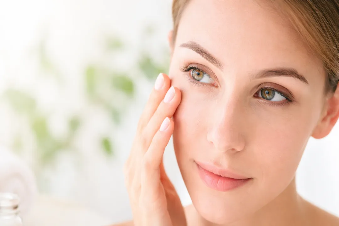 العناية بمنطقة العين: أخطاء شائعة تزيد الهالات والتجاعيد